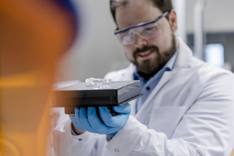 Liquid-based additive manufacturing