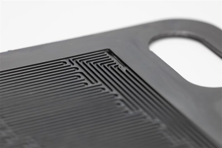 Dynamically tempered injection compression molding